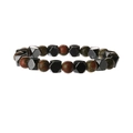 Détail du bracelet en perles d'hématite noire et rubis zoisite vert sur fond blanc neutre - Hématite + Unakite