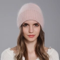 Bonnet en tricot rose en poils de lapin angora avec texture douce et bordure côtelée - Rose