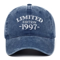 Detail der weißen 3D-Stickerei mit Limited Edition 1997 auf gewaschener blauer Kappe - Marineblau