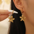 Ohrringe aus Edelstahl mit 18K Goldbeschichtung und gebürstetem Blumenanhänger - Gold Blume Tropfen Ohrschnalle (M-674)