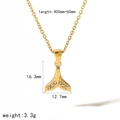 Goldene Edelstahlkette mit einem Fischschwanz-Anhänger und klaren Edelsteinen - Zirkonia Fischschwanz Stil (TN3325)