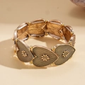 Dettaglio dei moduli a cuore dorati con motivi floreali a rilievo sul bracciale retrò - Bracciale - Oro