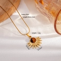 Collana boho dorata con ciondolo a sole in occhio di tigre naturale e catena a serpente - Raggi di Sole Occhio di Tigre