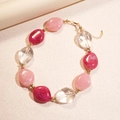 Detalle de cuentas de acrílico rosa en forma de óvalo irregular con cierre de metal dorado - Collar-Rosa