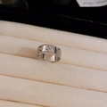 Gros plan d'une bague trèfle argentée avec zircons étincelants et bordure perlée - Fleur (45#) / Argent