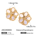 Waterdichte gouden roestvrijstalen bloemoorknopjes met witte blaadjes en zirkoon - Bloem Stijl (JDE2408065)
