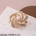 Makro-Detail einer 4cm Gold-Spiralbrosche mit einer weißen Perle und Glitzersteinen - Spiralblütenblatt Perlen-Stil (B13)