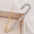 Glinsterende goudkleurige broche met kristallen voor vesten en truien als sieraad - Goud