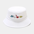 Dettaglio cappello alla pescatora bianco in cotone con ricamo dinosauro e cuciture - M (56-58cm) / Bianco