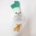 Handgefertigte gehäkelte Lauchpuppe mit Motivationskarte und Wurzeltasten-Detail - Frühlingszwiebel