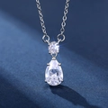 Collier élégant avec cristal en forme de goutte d'eau et pendentif argenté brillant - Collier / Or Blanc (Collier)