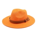 Détail d'un chapeau fedora en paille orange avec double sangle en cuir et boucle en métal - M (56-58cm) / Orange