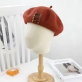 Béret en laine rouge brique avec boutons métalliques vintage sur un support de mannequin - M (56-58cm) / Caramel (Boucle Dorée)