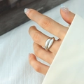 Anillo minimalista de doble capa con acabado plateado y textura pulida brillante - Talla 7 (Apertura) / Color Acero