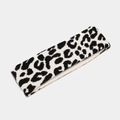 Primer plano de la diadema de punto con estampado de leopardo y detalles de textura fina - Estilo Leopardo