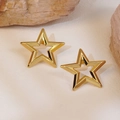 Polierte goldene hohle Stern-Ohrstecker aus Titanstahl auf einem Steinhintergrund - Gold