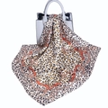 Satijnen haarsjaal met luipaard- en kettingprint gedrapeerd over een witte handtas - Beige Ketting Luipaard