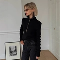 Pull en maille noir ajusté avec fermeture éclair pour femme dans un décor intérieur cosy - S / Noir
