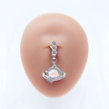 Détail d'un clip de nombril argenté avec pendentif planète cœur et opale colorée - Planète Étoile Irisée