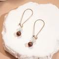 Detailansicht der Boho-Ohrhänger mit rosa, blauen und braunen Perlen aus Naturstein - Reifen - Kaffeefarbe