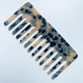 Pettine quadrato in acrilico con trama marmorizzata tartarugata su sfondo bianco puro - Stampa Leopardata Chiara