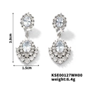 Dettaglio di orecchini a goccia in argento con zirconi, dimensioni 3,8 cm per 1,5 cm - Bianco (KSE00127WH00)