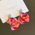 Boucles d'oreilles camélia pêche élégantes avec clous en zircon sur carte blanche - Rose