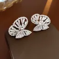 Macro di orecchini a farfalla con zirconi scintillanti su custodia in pelle di lusso - Argento (Perno in argento)