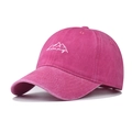 Dettaglio ravvicinato del ricamo sulla parte frontale del berretto in cotone lavato rosa - Regolabile / Rosso Rosa