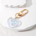 Dettaglio portachiavi a cuore in acrilico laser arcobaleno con moschettone in metallo oro - Forma di Cuore / Cuore Blu Chiaro
