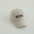 Gros plan sur une casquette enfant en velours beige avec broderie BOSTON 1630 - 50-52cm (2-5 Ans) / Boston-Blanc Crème