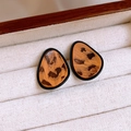 Vue détaillée des boucles d'oreilles en résine léopard dans un écrin à bijoux en bois - Boucles d'Oreilles Clous Irrégulières Goutte d'Eau Léopard (25#)