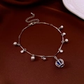 Détail du bracelet couronne argentée avec pierre bleue et petits grelots décoratifs - Couronne de Gemme Bleue / Argent
