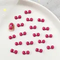 Roze hars strikjes voor DIY nageldecoraties op een wit keramisch bordje - Rozerood
