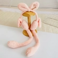 Vista macro del paraorecchie di peluche rosa con ricamo Love e tubi lunghi della pompa d'aria - Taglia unica / Rosa Arancio
