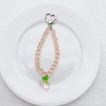 Bijou de téléphone en perles roses avec pendentif cerise et fermoir cœur argenté - Pendentif Cerise Rose