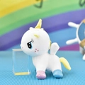 Detaillierte Seitenansicht eines weißen Plüsch-Einhorn-Schlüsselanhängers mit Glitzerhufen - Kugelkette Stil / Weiß