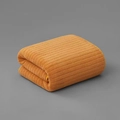 Asciugamano in pile corallo giallo zenzero piegato con trama a coste verticali su grigio - 70*140cm / Giallo