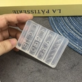 Makro-Detail einer lichtdurchlässigen Silikonform für Nagelkunst mit Nähmaschinen-Motiv - 111-Nähmaschine Katze