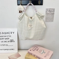 Détail du sac cabas en toile à carreaux jaunes avec anses violettes et logo cousu - Plaid Violet Doux