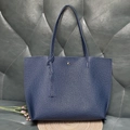 Navy blue lychee grain tote bag with tassel pendant and large capacity on gray background - Dark Blue