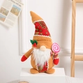 Festlicher Weihnachtsgnom Plüschpuppe mit Lutscher und Schneeflocke auf weißem Sockel - Rechte Hand Lollipop