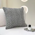 Coussin moderne à motif zigzag noir et blanc sur un canapé en bouclée crème - Housse 45*45 / Brenda Double Face
