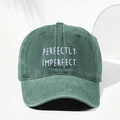 Dettaglio del ricamo Perfectly Imperfect su un cappellino da baseball in cotone verde scuro - Verde Scuro a Corona Alta