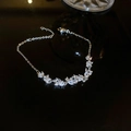 Gros plan d'un bracelet en argent avec zircons marquise sur fond réfléchissant noir - Bracelet Épi de Blé / Argenté