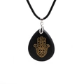 Nahaufnahme der Tropfenhalskette aus blauem Sandstein mit goldenem Hamsa-Symbol - Blau Goldfluss/Wachskordel