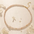 Dettaglio della collana con perle rosa chiaro e un ciondolo in perla barocca bianca - Avventurina Rosa