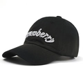 Klassische schwarze Baumwoll-Baseballkappe mit weißer Erdbeer-Stickerei in Seitenansicht - Erwachsene / Schwarz