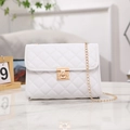 Elegante borsa a tracolla trapuntata bianca con catena dorata e chiusura a scatto - Bianco