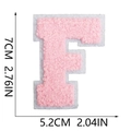 Dettaglio della toppa con lettera F in ciniglia rosa con misure di 7 cm - Lettera singola F / Rosa